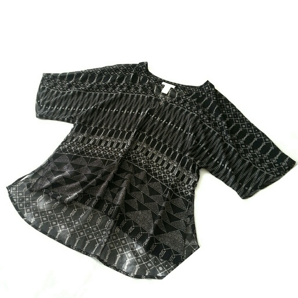 H&M Tops - H&M Black and White Pattern Top